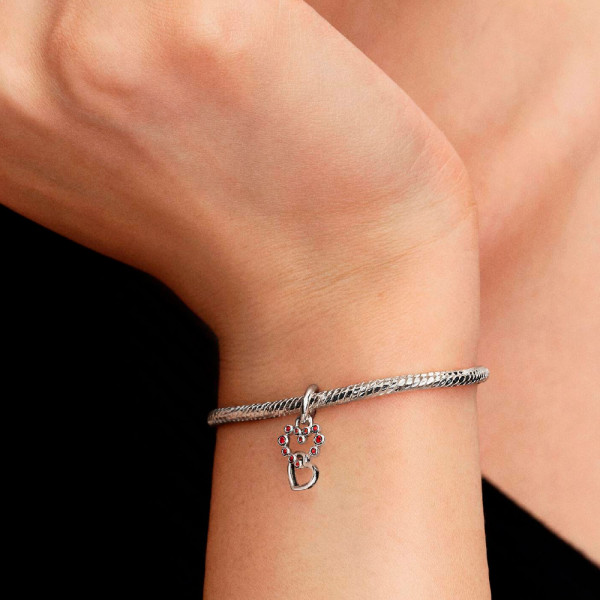charm-anhanger-mit-verbundenen-herzen-und-roten-edelsteinen