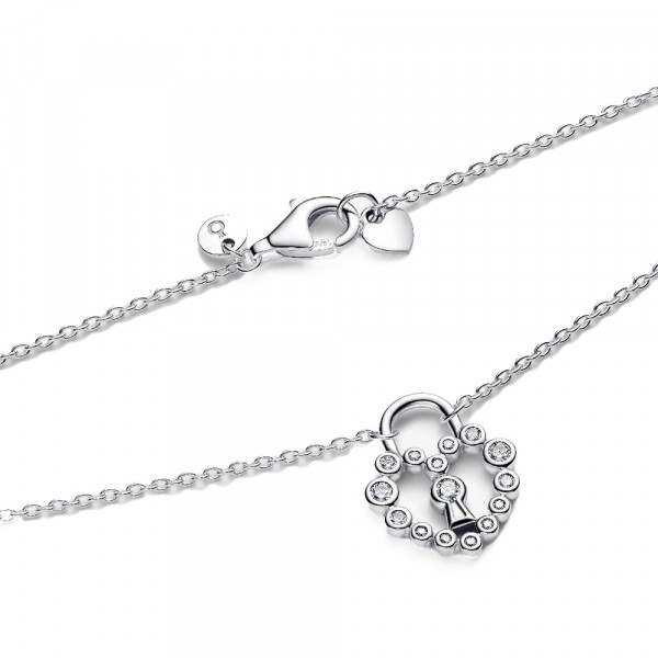 collier-cadenas-en-forme-de-coeur-etincelant