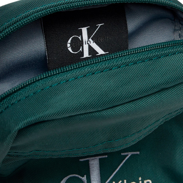 schlanke-reporter-umhangetasche-aus-nylon-mit-auffalligem-logo