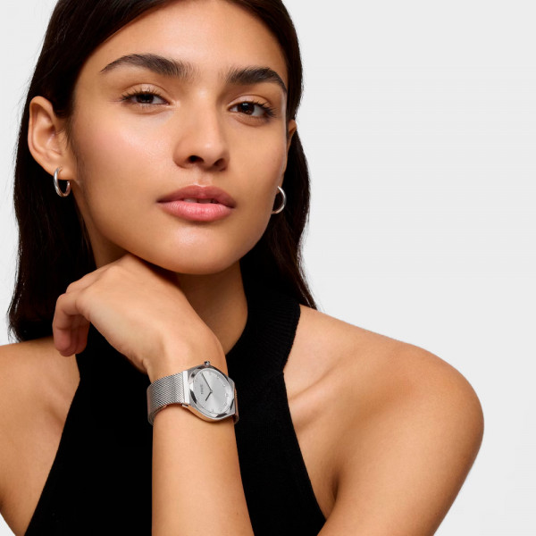 analoge-uhr-mit-rundem-armband-aus-kariertem-edelstahl