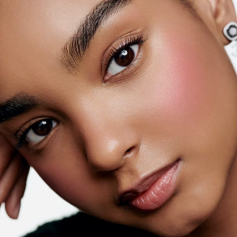 rouge-noir-confidence-cien-do-powiek-i-roz