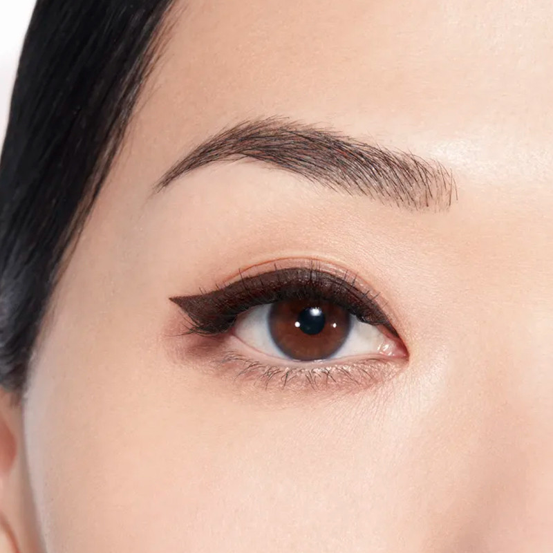 le-liner-de-chanel-eyeliner-liquido-de-alta-precision-larga-duracion-y-waterproof