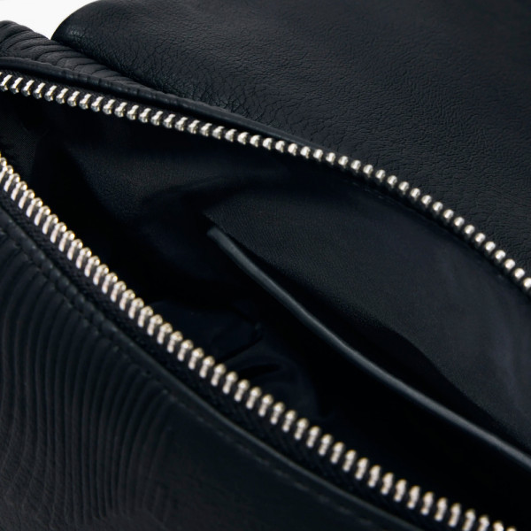 kleine-tasche-mit-gepragten-blumen