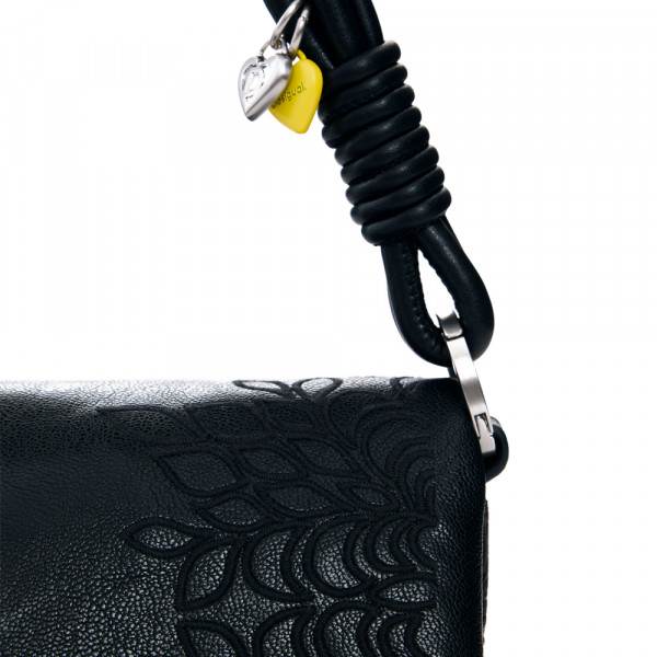 kleine-bestickte-klappentasche