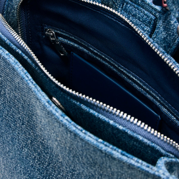 mochila-pequena-de-jeans-com-um-coracao