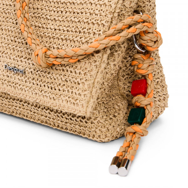 sac-en-raphia-de-taille-moyenne-avec-breloques