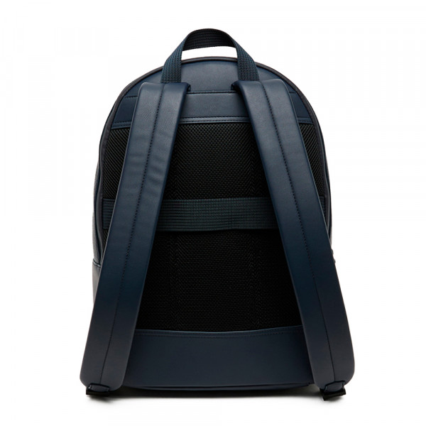 strukturierter-rucksack-mit-klappentasche