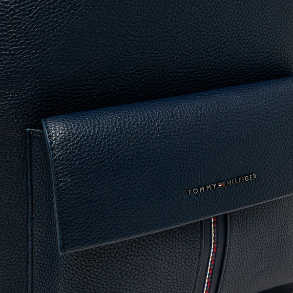 strukturierter-rucksack-mit-klappentasche