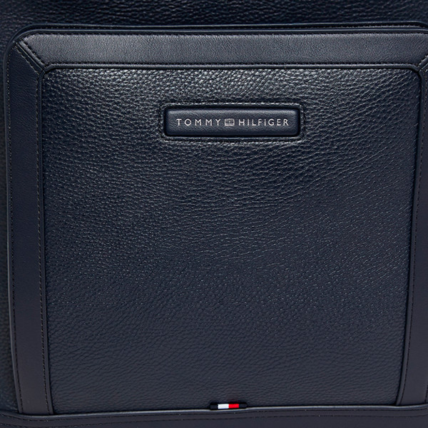 zaino-con-design-centrale-moderno