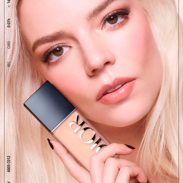 dior-forever-skin-glow-luminous-foundation-holder-i-24-timer-hydrering-i-48-timer-tredobbeltvirkende-behandling-spf-25