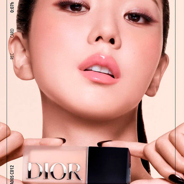 dior-forever-skin-glow-luminous-foundation-holder-i-24-timer-hydrering-i-48-timer-tredobbeltvirkende-behandling-spf-25