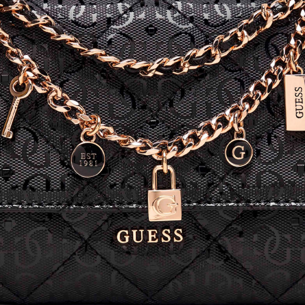 libby-schultertasche-mit-kette