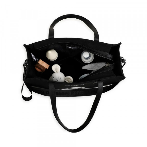 bolso-cambiador-para-bebe-con-estampado-de-la-marca