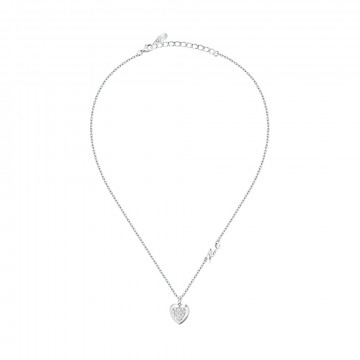 necklace-with-heart-shaped-pendant