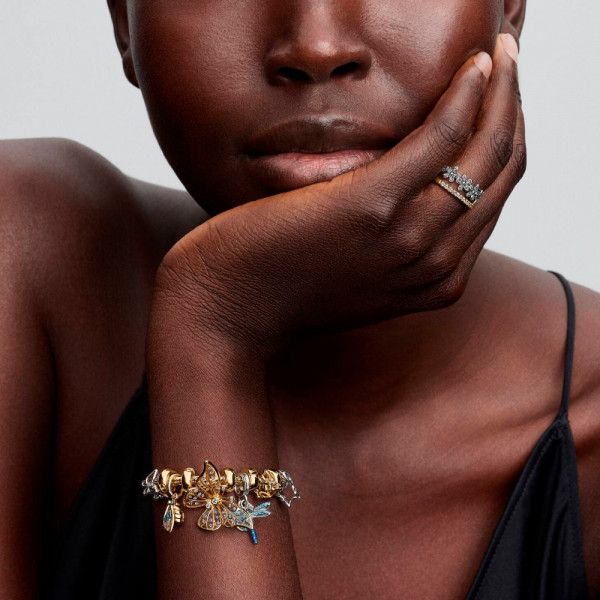 ciondolo-a-forma-di-farfalla-traforata-di-grandi-dimensioni