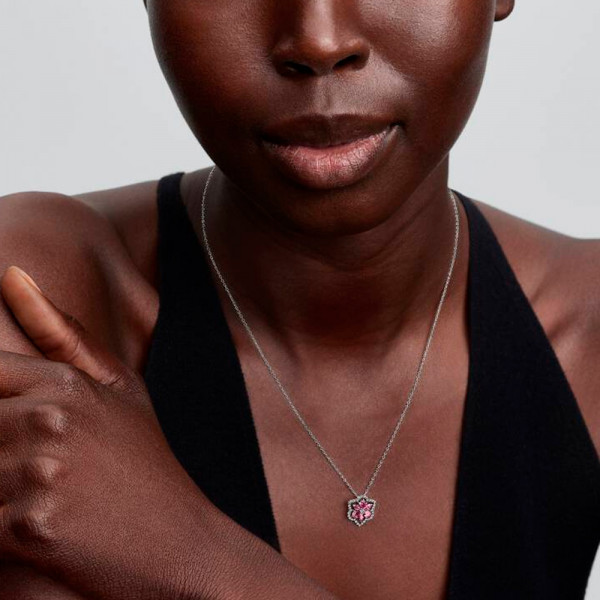 collana-con-ciondolo-a-forma-di-fiore-di-erbario-rosa-acceso-394576c01