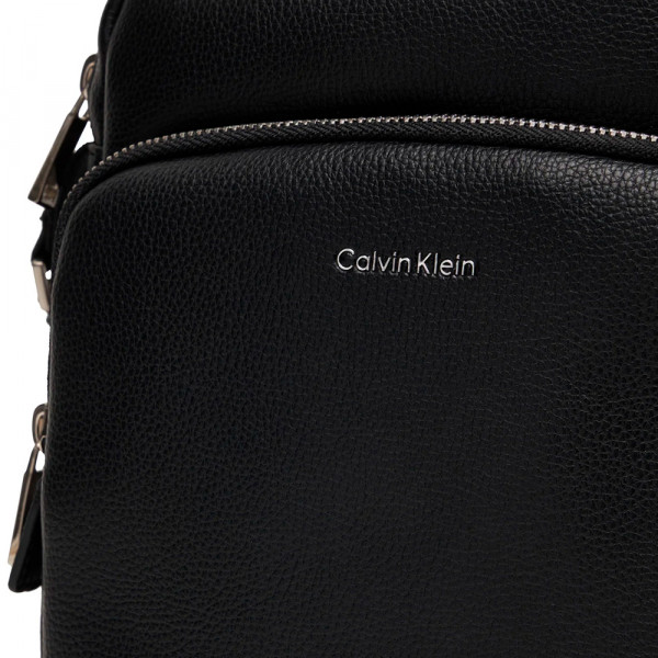 bolsa-transversal-com-bolso-elevado