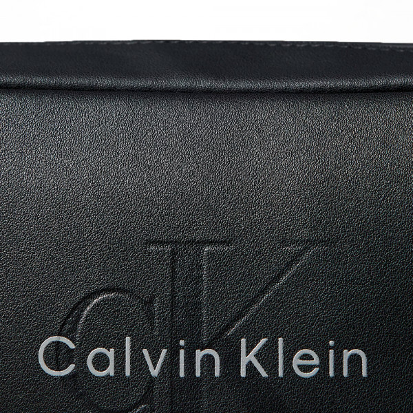 toiletry-bag-with-engraved-logo