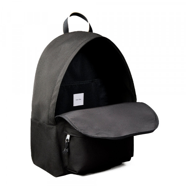 mochila-com-rodinhas-e-estampa-grafica-com-logotipo