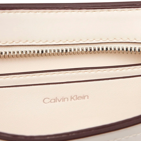 kleine-schultertasche-mit-monogramm-logo