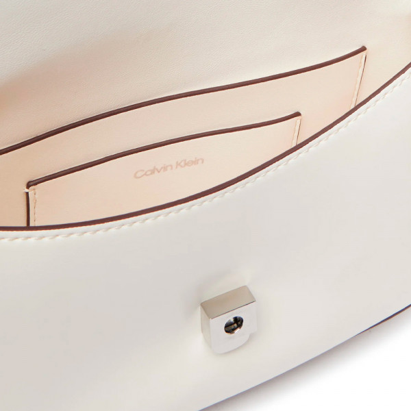 umhangetasche-im-kamerastil-mit-klappe-und-monogramm