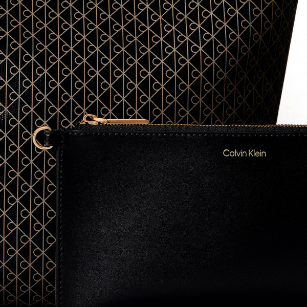 bolso-saco-con-logo-emblematico-en-todo-el-articulo