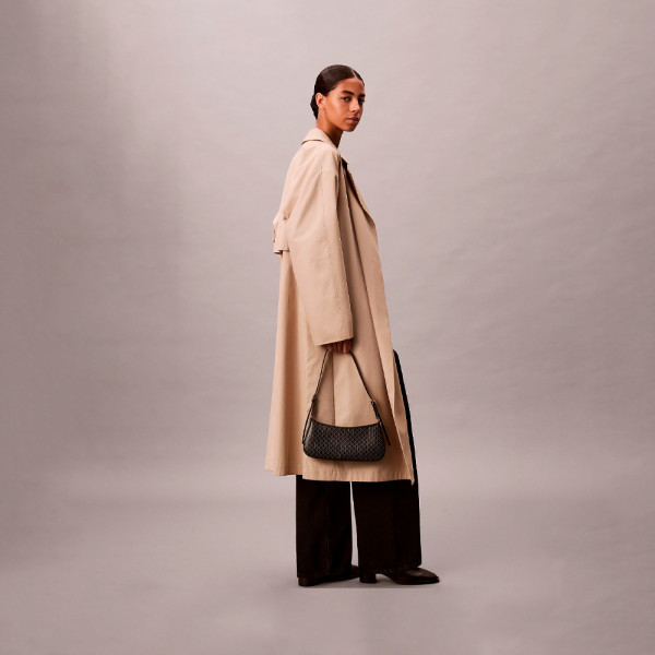 bolso-pequeno-de-hombro-con-emblema-revestido-y-logo