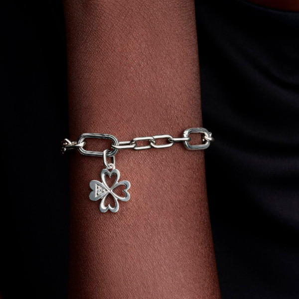 medaillon-en-forme-de-coeur-avec-trefle-a-quatre-feuilles