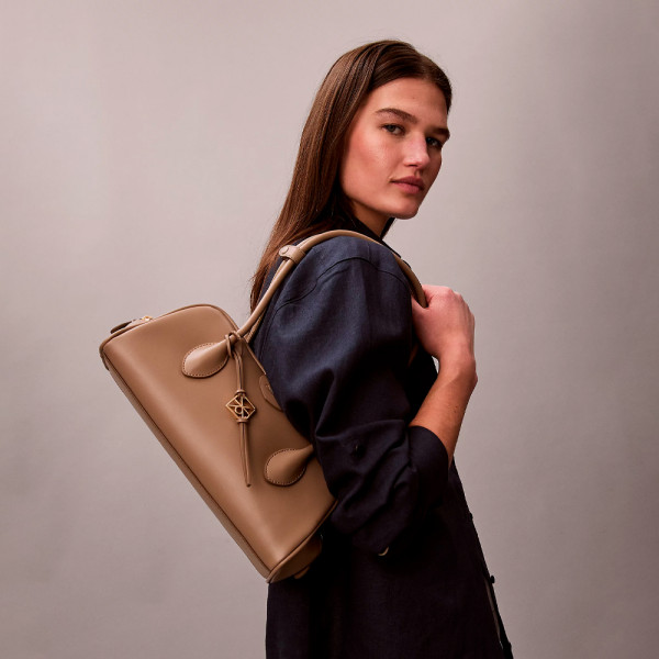 schultertasche-mit-ikonischem-logo