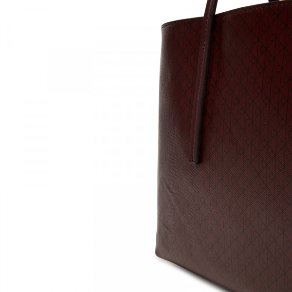 kleine-tragetasche-mit-monogramm-logo-und-beutel