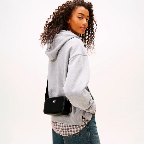 bolso-bandolera-essential-con-logo-metalico