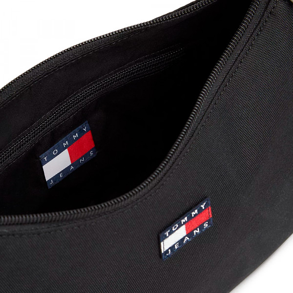 essential-bag-mit-aufschrift-auf-dem-schulterriemen