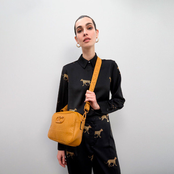 bandolera-pespuntes-monograma