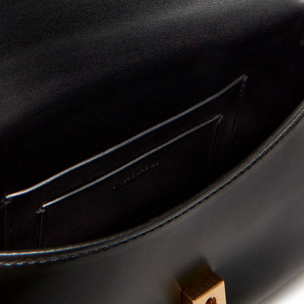 bolso-de-hombro-pequeno-con-cadena-de-herrajes-con-logo-monograma