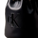 bolso-saco-con-logo-monograma-grabado