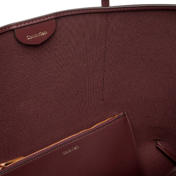 sac-fourre-tout-avec-logo-monogramme-et-pochette