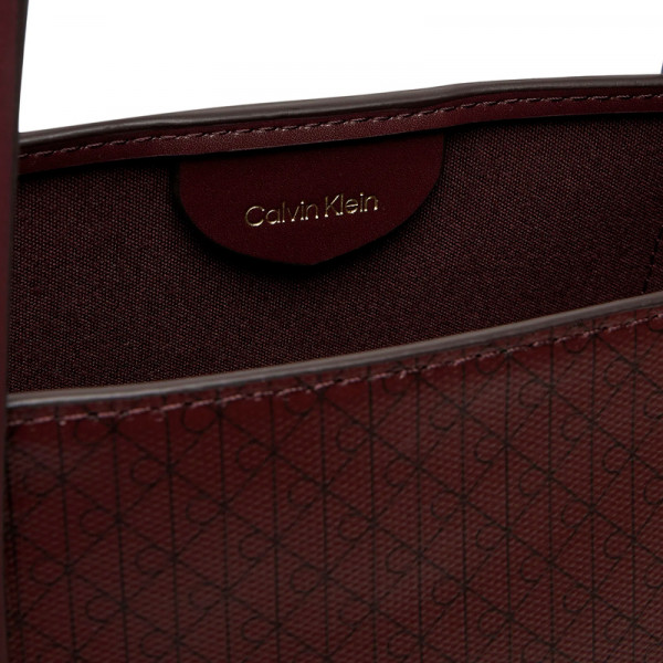 kleine-tragetasche-mit-monogramm-logo-und-beutel