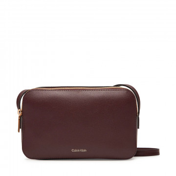 borsa-a-tracolla-con-logo-in-lamina-e-borsa-per-fotocamera-allungata