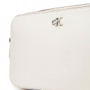 umhangetasche-mit-monogramm-logo-hardware