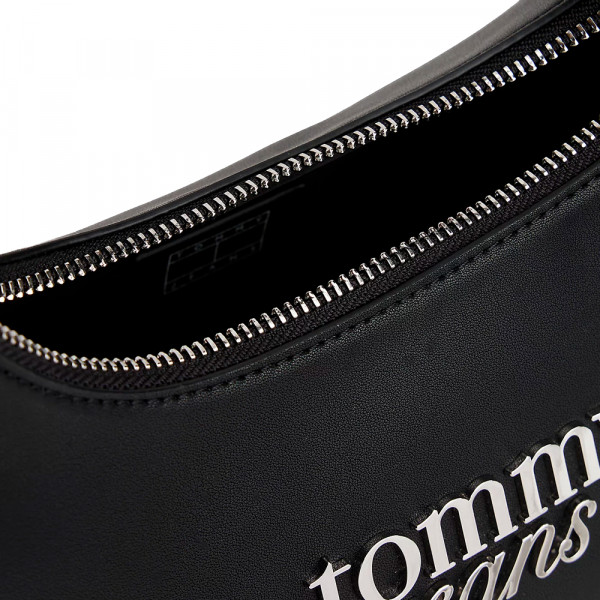 bolso-de-hombro-con-logo-metalico