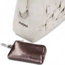 mittelgrosse-handtasche-mit-nietenpatch