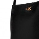 bolso-saco-con-logo-monograma-y-herrajes
