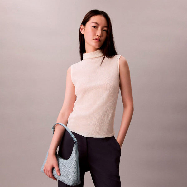 bolso-de-hombro-con-logo-monograma-en-todo-el-articulo