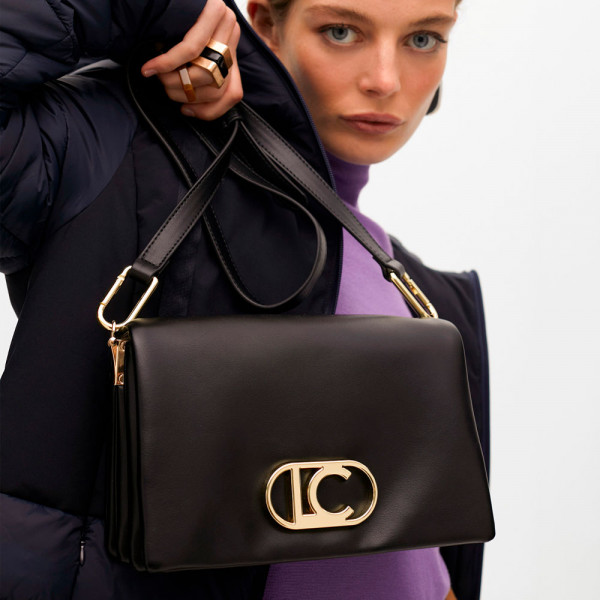 bolsa-de-ombro-com-tres-compartimentos-e-aba