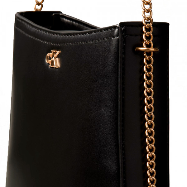 borsa-a-tracolla-con-catena-e-monogramma