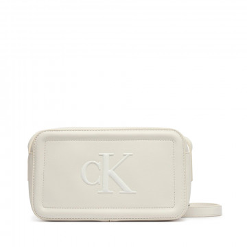 schultertasche-im-kamerastil-mit-markantem-monogramm