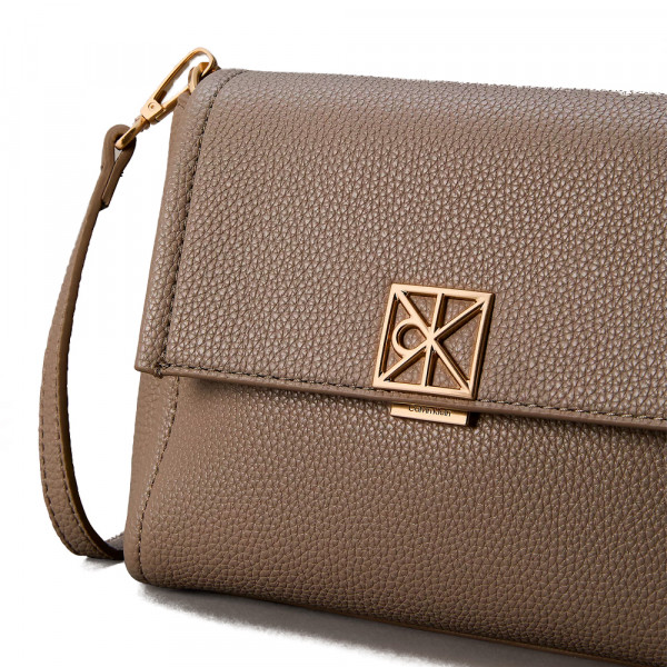 schultertasche-aus-genarbtem-leder