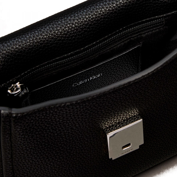 borsa-a-tracolla-con-finitura-granulata