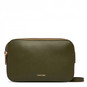bolso-bandolera-tipo-camara-con-logo-en-lamina