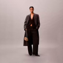 bolso-de-hombro-pequeno-con-cadena-de-herrajes-con-logo-monograma